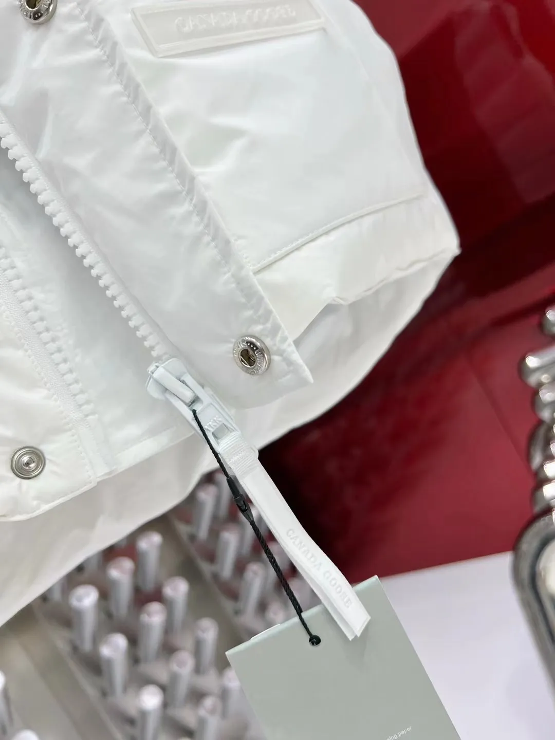 P440 2025 Autumn and Winter New 🆕Down Jacket Original 1:1 customized hardware accessories are all imported and original customized. Counter comparisons are welcome. Absolutely high quality. Made of top 90 white duck down. Super soft. Filled with fluffy and full feathers. Super heavy workmanship. Fabric workmanship. 👍Perfect version. Note⚠The fabric is super comfortable. Exclusive model. Non-market goods. Same sizes for men and women: XS～XXL.